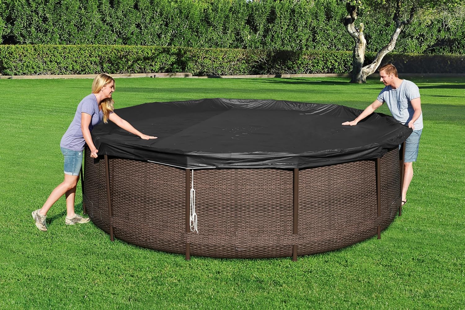 Detail view of the Bestway round pool cover material and edge