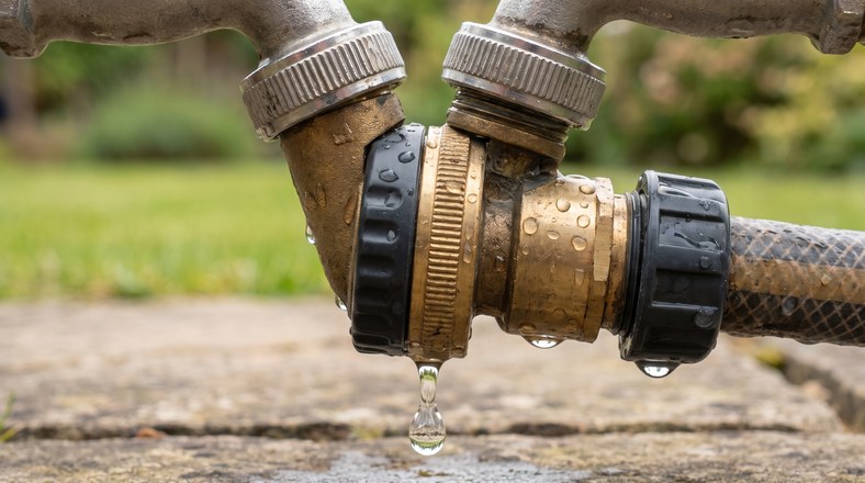 Finding the leak point on a dripping garden hose connector joint
